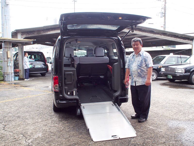ドライバーと介護車両NV200後部スロープ
