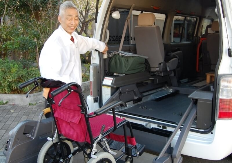 リフトを操作する前出さん