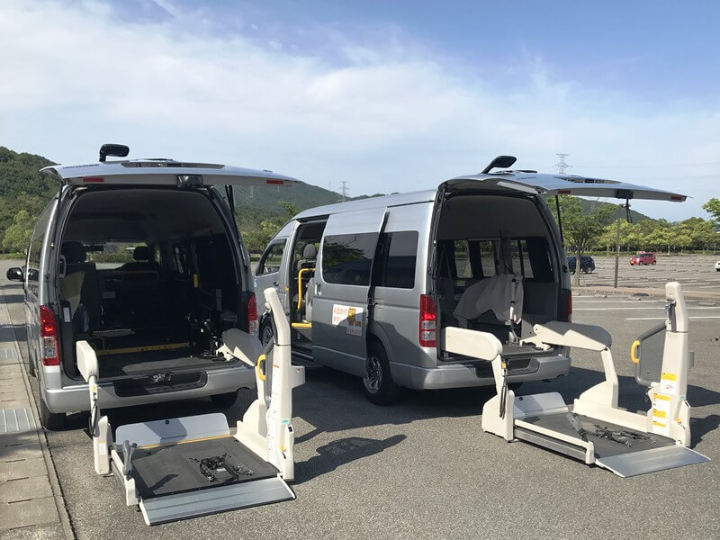 福祉車両2台の後部リフト