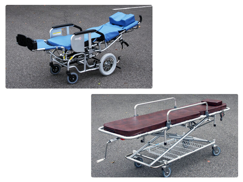 フルリクライニング状態の車いすとストレッチャー