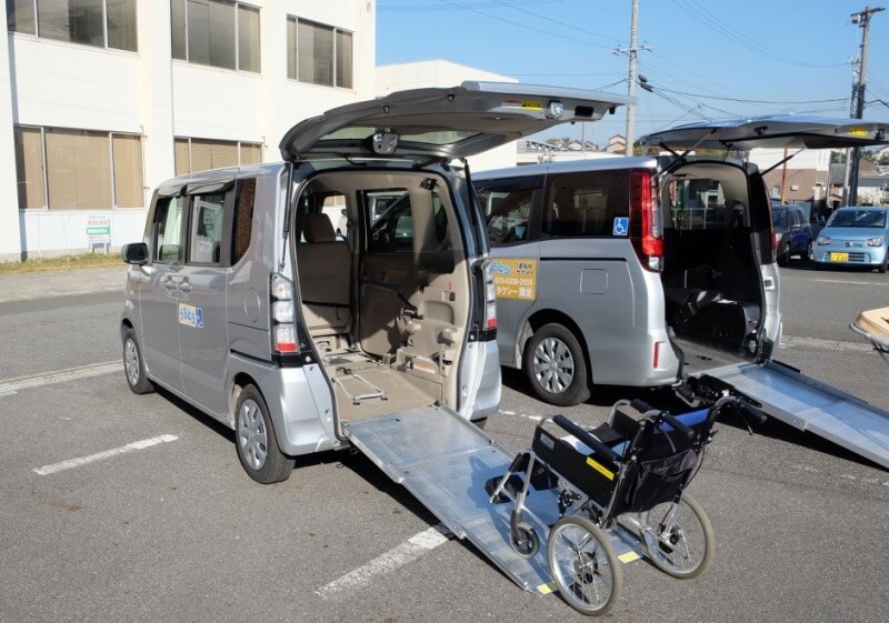 介護車両2台の後部スロープ