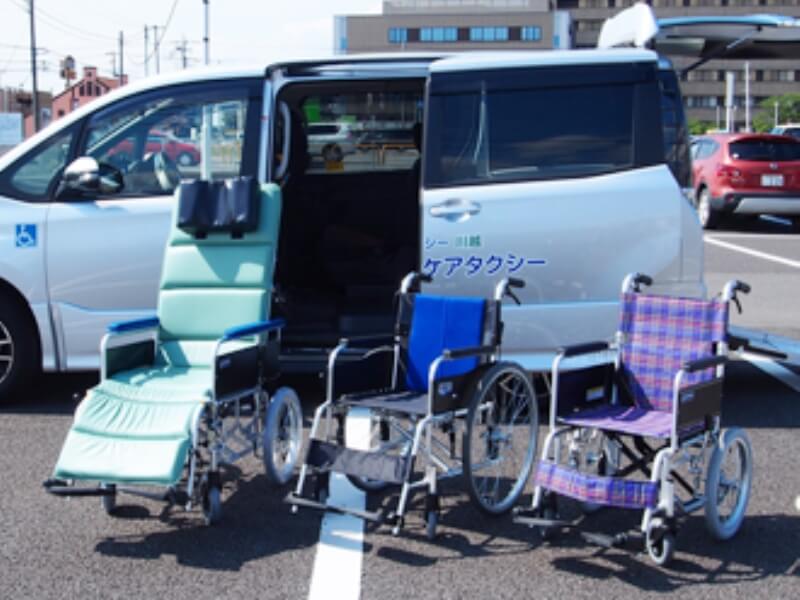車いす2台とリクライニング車いす1台