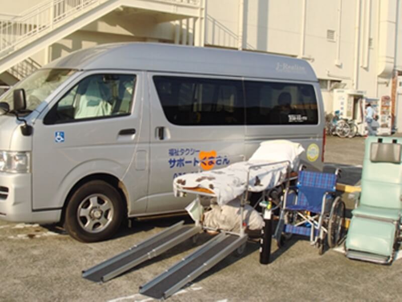 介護車両と機材