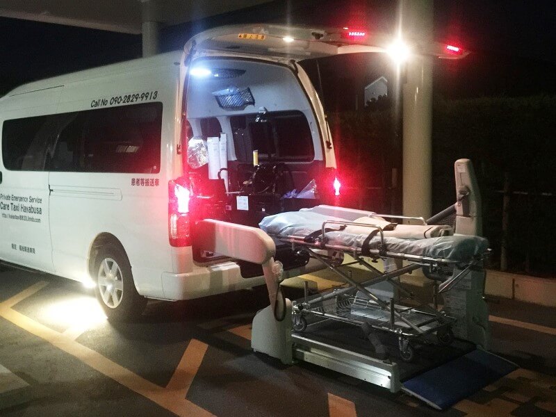 後部リフトとストレッチャー