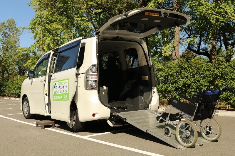 後部スロープと車いす