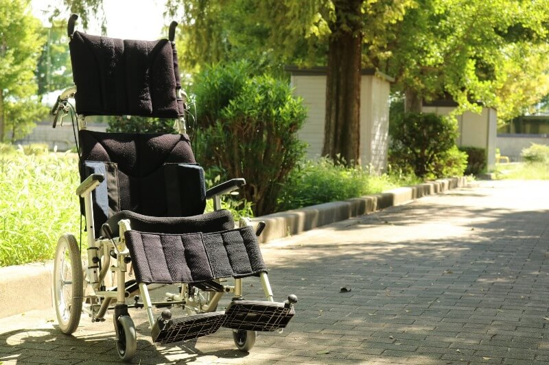 リクライニング車いす