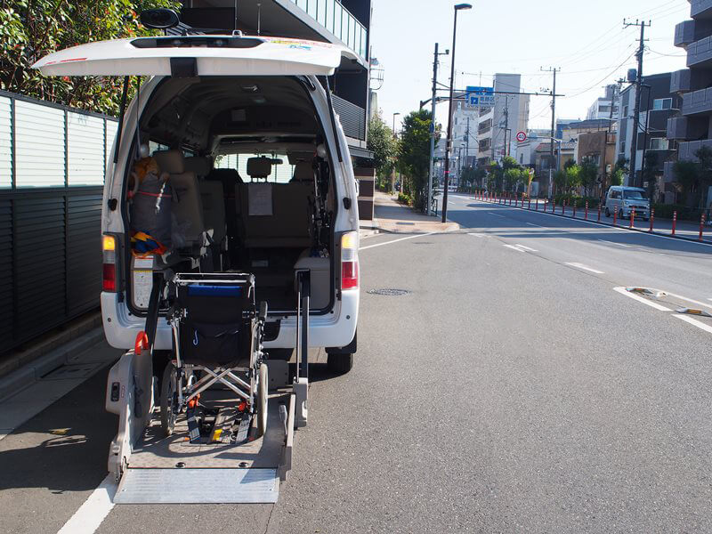 電動リフトと車いす