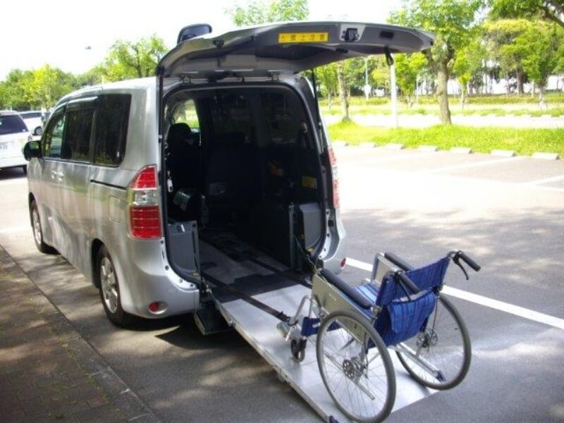 介護車両ノアの電動式スロープ