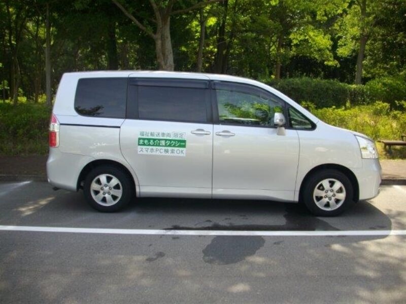 車両ノアの横向き外観