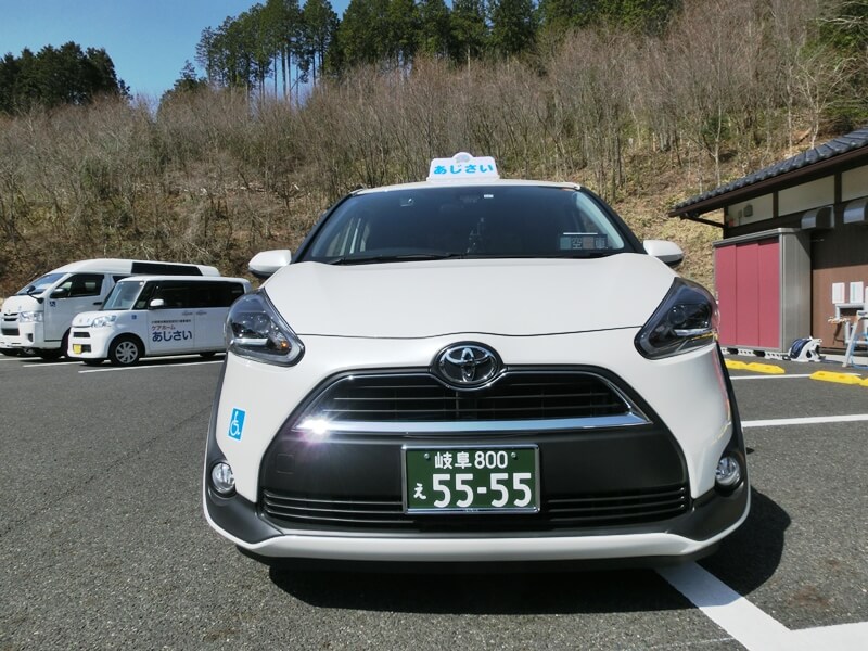 介護車両シエンタ正面