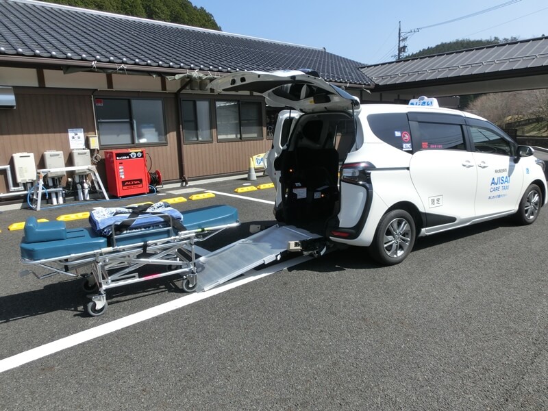 シエンタ後部スロープとストレチャー