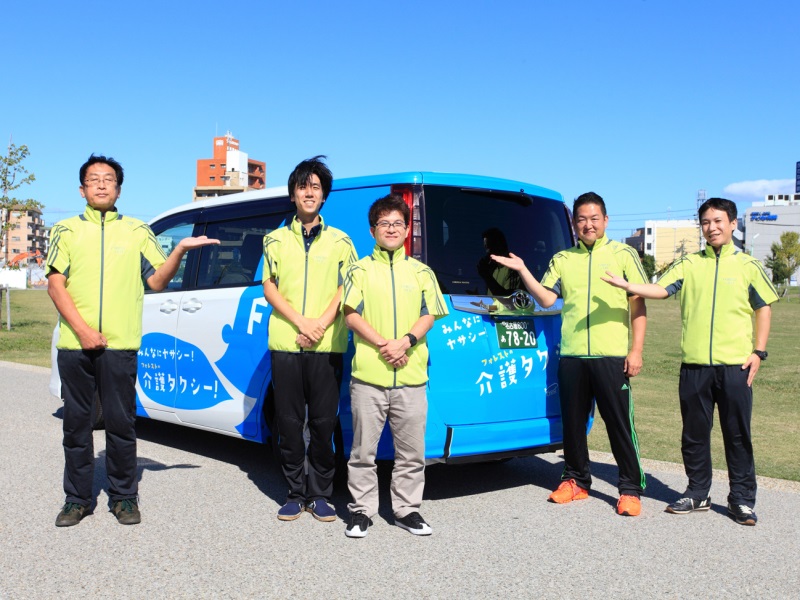 スタッフと介護車両