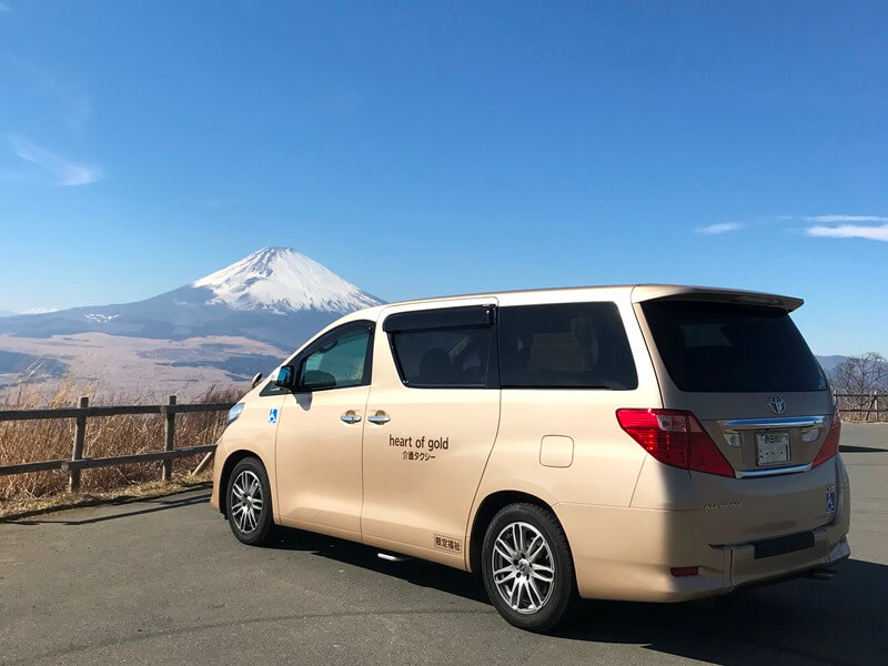 富士山と介護車両アルファード
