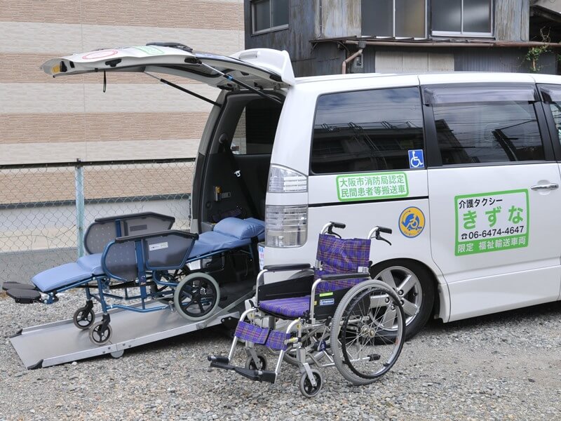 後部スロープと車いす