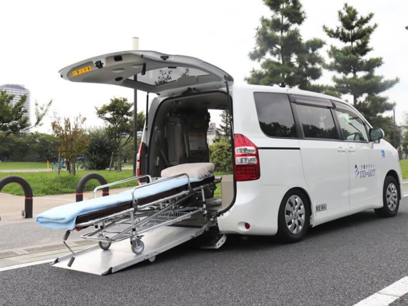 スロープでのストレッチャー搬入