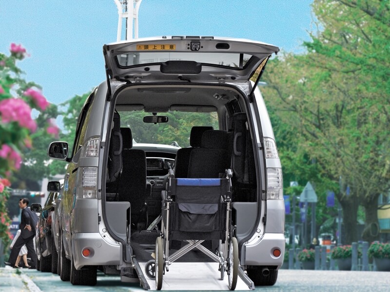 介護車両後部と車いす