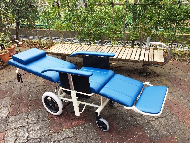 リクライニング車いす