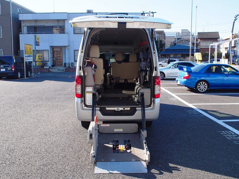 介護車両キャラバン後部リフト