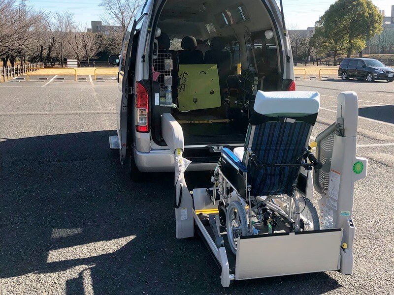 介護車両リフトでのリクライニング車いす乗車
