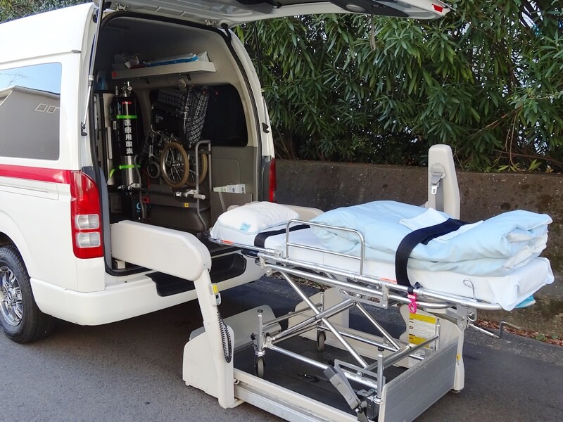 後部リフトとストレッチャー