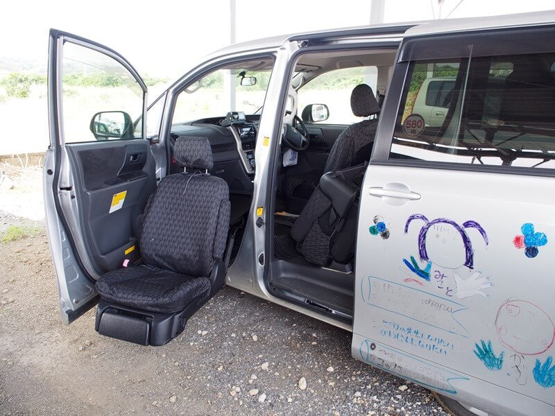 ヴォクシーの助手席リフトアップシート