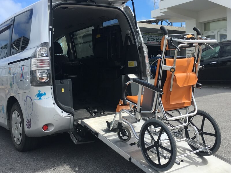 車両スロープと車いす