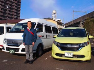 車両をバックに杉澤さん