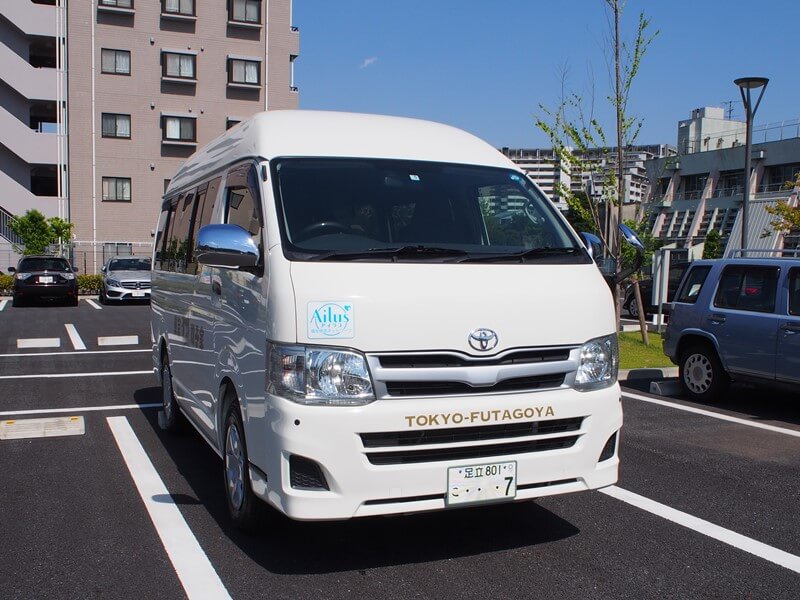 介護車両前面とアイラスグループステッカー