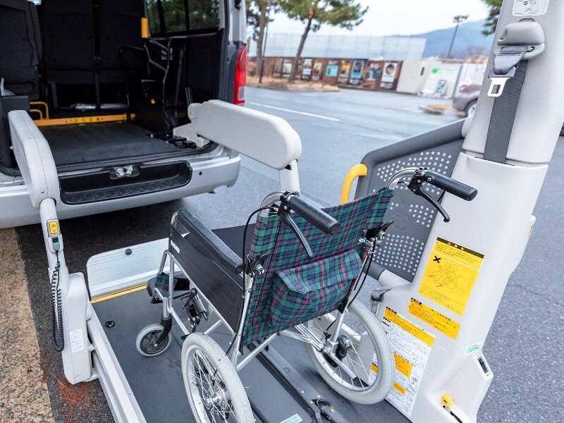 後部リフトと車いす