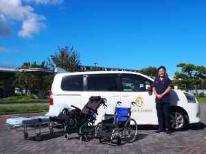 ケアチャンプの崎尾さんと介護タクシー車両・機材