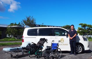 ケアチャンプの崎尾さんと介護タクシー車両・機材