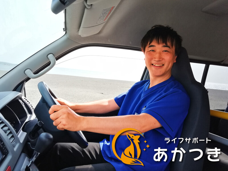 運転席に座るドライバーの遠藤さん