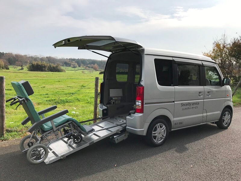 エブリィのスロープとリクライニング車いす