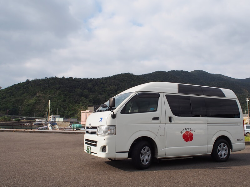 古仁屋港をバックに撮影