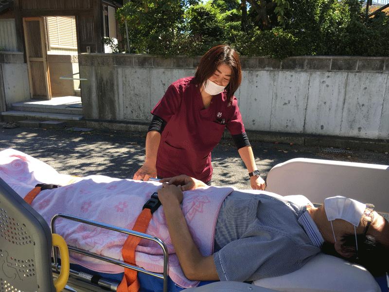 ストレッチャー搬送をするドライバーの松本さん