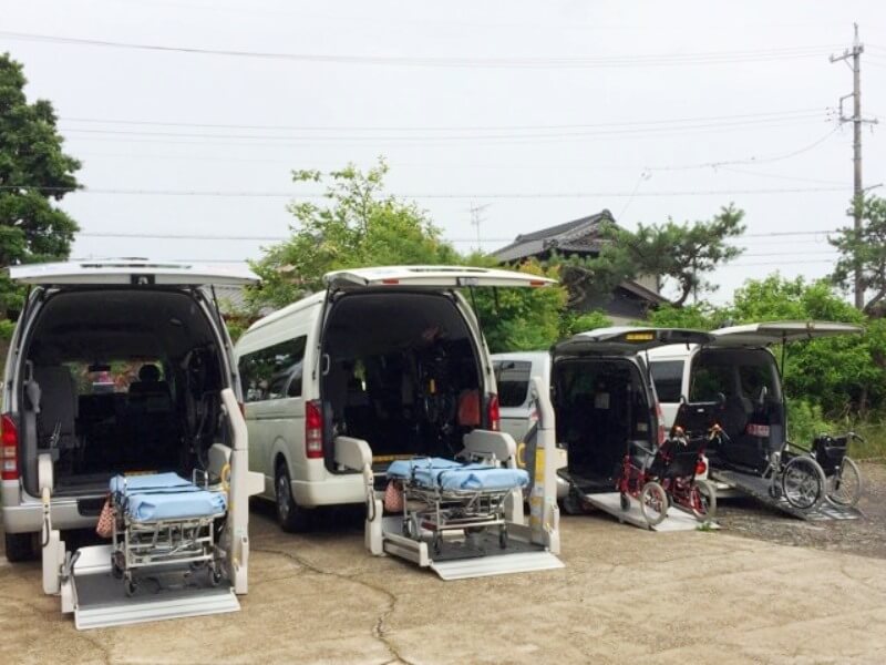 大型車のリフトにストレッチャー、普通車のスロープに車いすを搭載