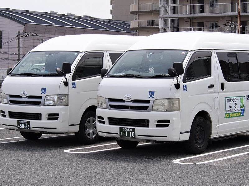 介護タクシーふきの大型車両2台
