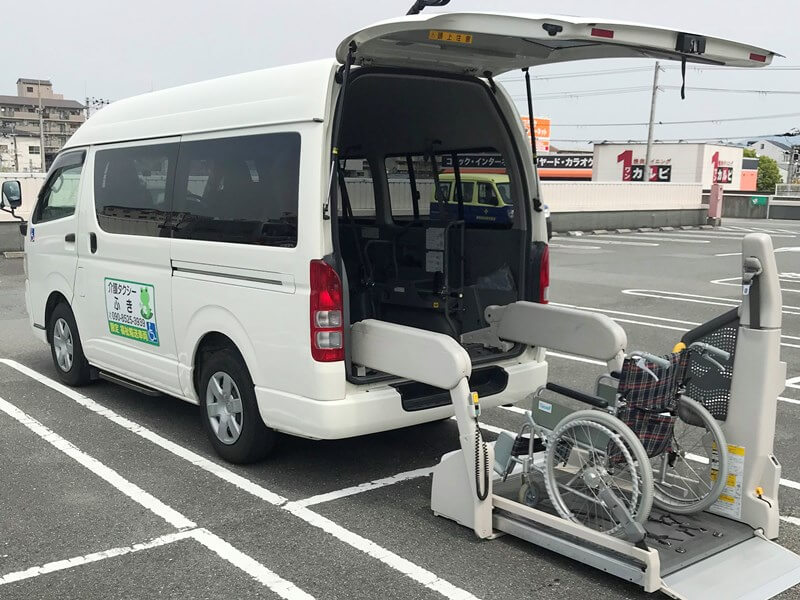 リフトと車いす