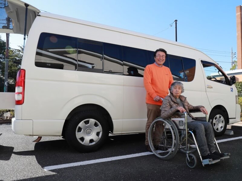 介護車両、介助者と利用者