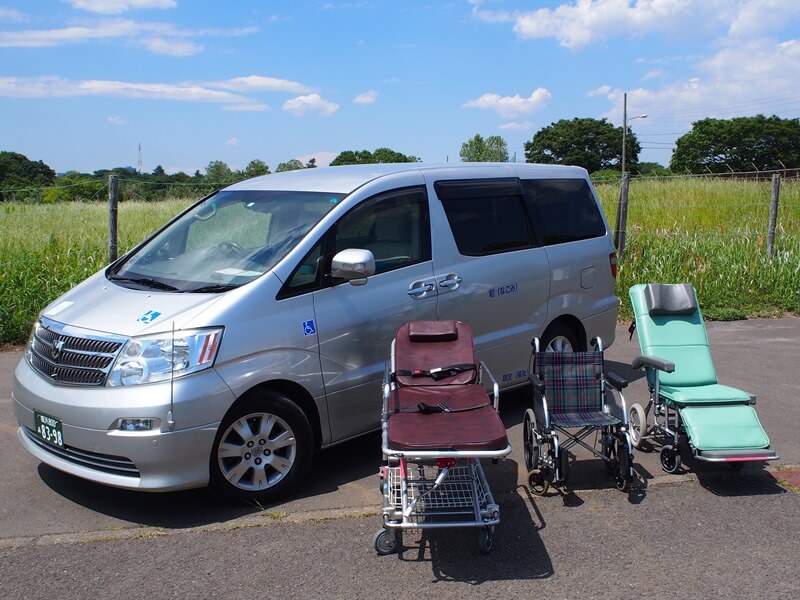 横浜介護タクシー和（なごみ）の車両と移送器材