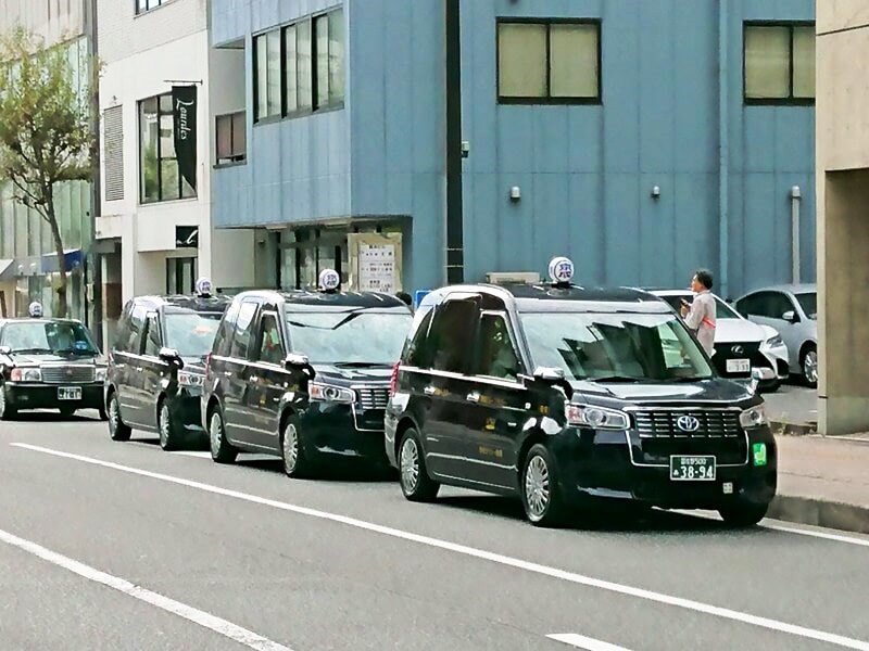 縦列駐車するJPN TAXI