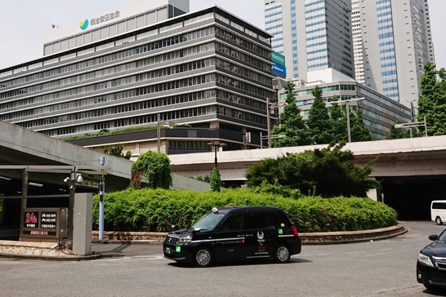 新宿駅西口ターミナルを足るJPN TAXI