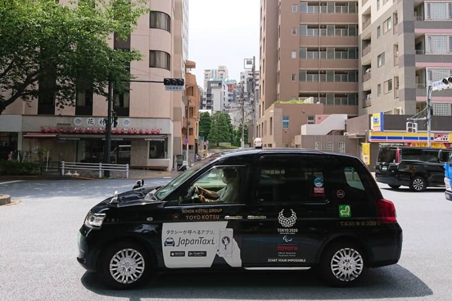 明治通りを走るJPN TAXI