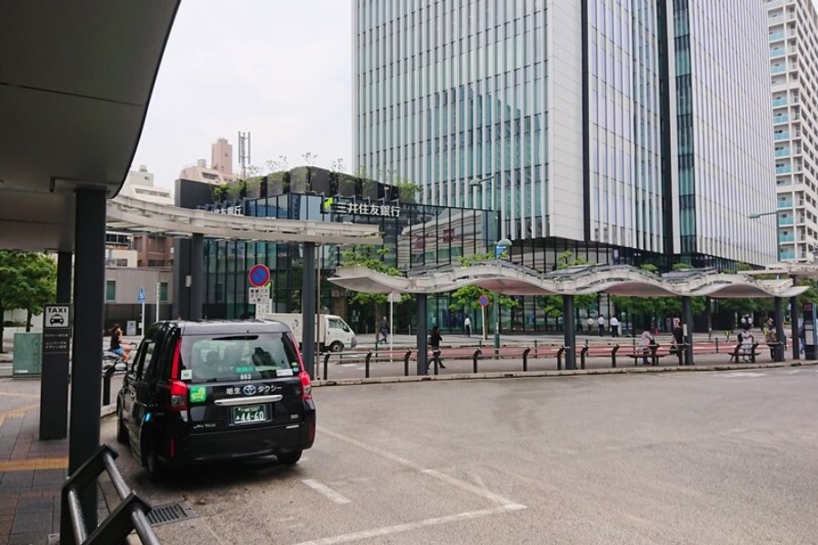 駅前で客待ちするJPN TAXI