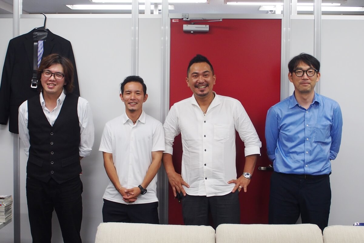 事務所にいた社員の皆様の集合写真