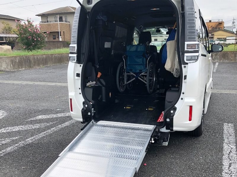 介護車両後方内部