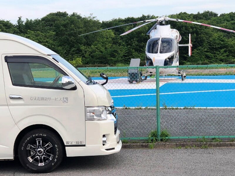 ハイエースとヘリコプター