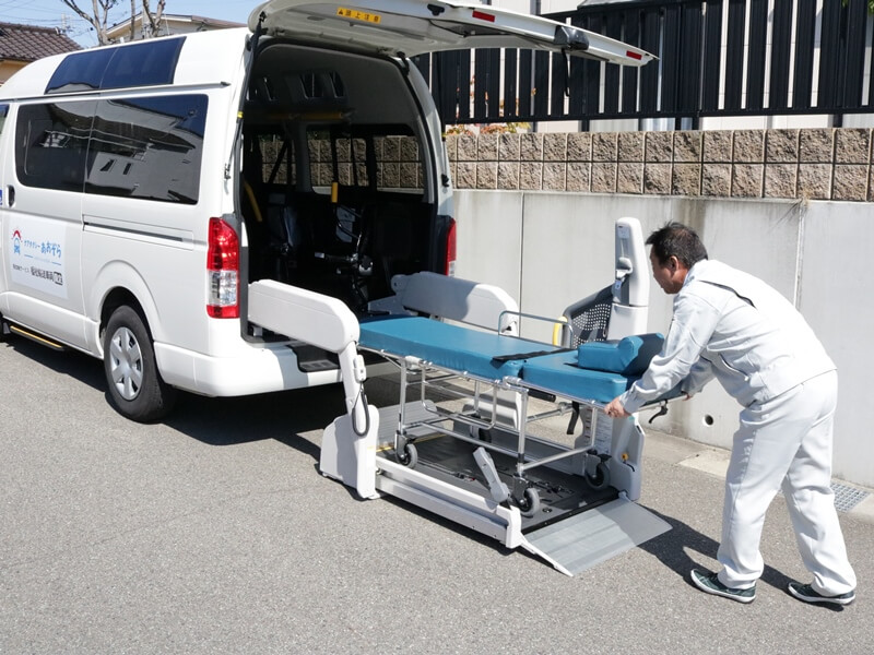 ストレッチャー乗降中