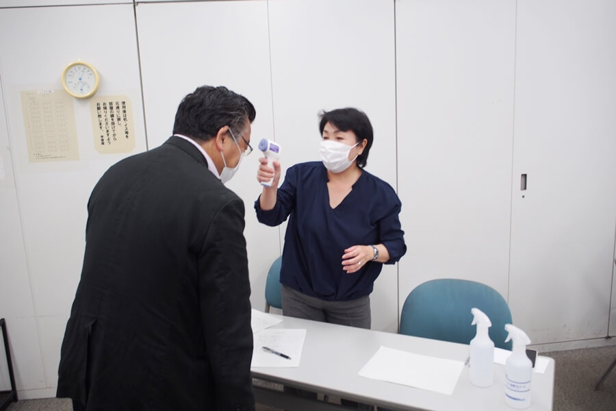 検温と手指の消毒