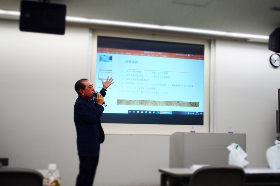 身振り手振りを交えて説明する関澤会長